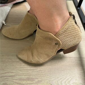 Adam Tucker by me too tan size 9